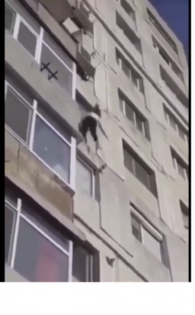 VIDEO ŞOCANT! O MINORĂ s-a ARUNCAT de la etaj din cauza părinţilor