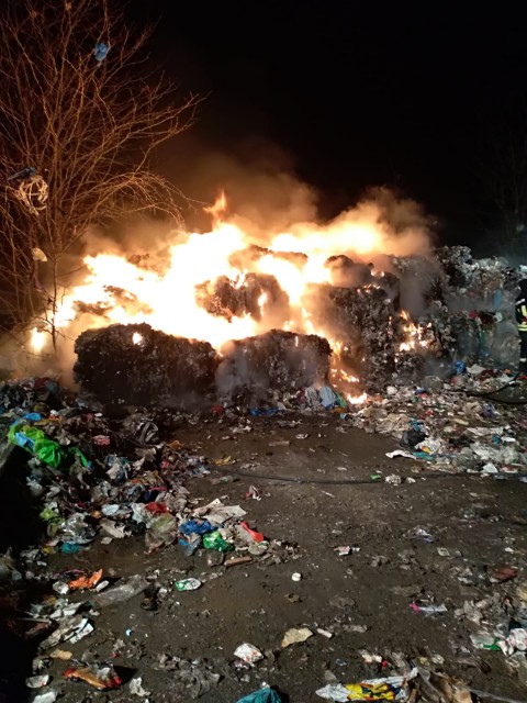 Țigară aruncată la întâmplare. Peste 200 de tone de gunoi menajer, ARS la Medgdia
