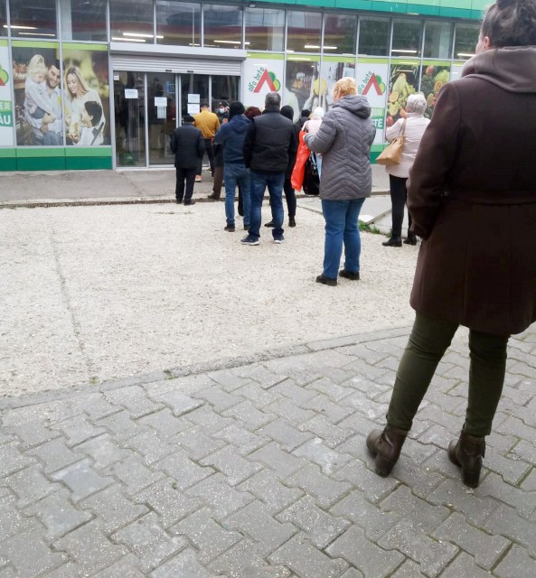 Alianţa USR PLUS solicită intervale orare dedicate în magazine pentru persoanele de peste 65 de ani