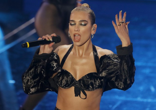 Dua Lipa nu îşi amână lansarea albumului deoarece „muzica este lucrul de care avem nevoie“