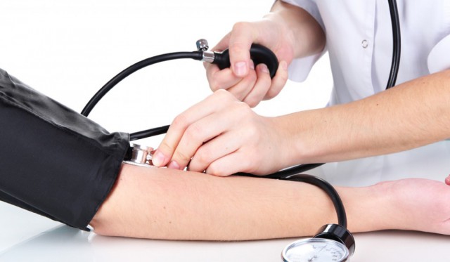 Hipertensiunea arterială creşte riscul de a dezvolta COVID-19 în forme severe
