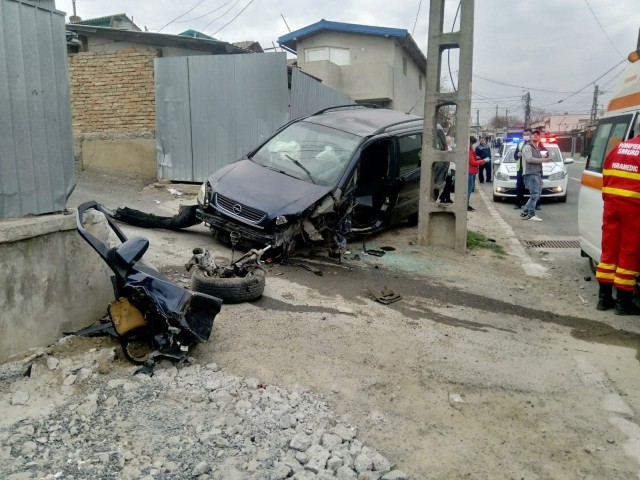 La un pas de tragedie. A intrat cu maşina într-un gard