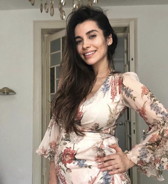 Lili Sandu poate urca lejer pe podium, însărcinată în 4 luni. Arată ca un fotomodel