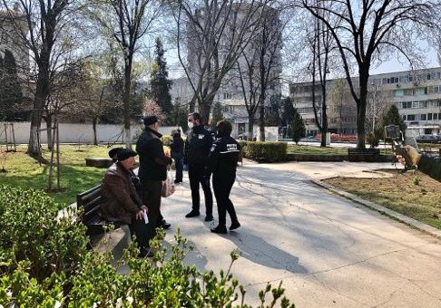 Poliţiştii locali din Constanţa au ieşit pe străzi: bătrânii, sfătuiţi să nu mai iasă din casă