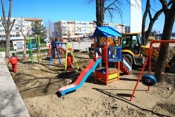 Primăria Constanţa continuă reabilitarea locurilor de joacă