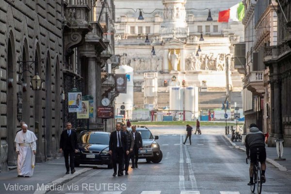 Papa, pe jos pe străzile pustii ale Romei, pentru a se ruga pentru sfârşitul pandemiei