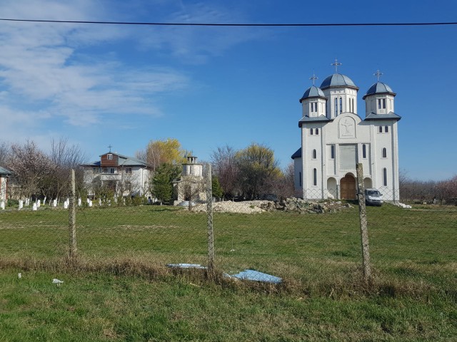 Peisaj contrastant: O mănăstire bogată... într-o comună săracă