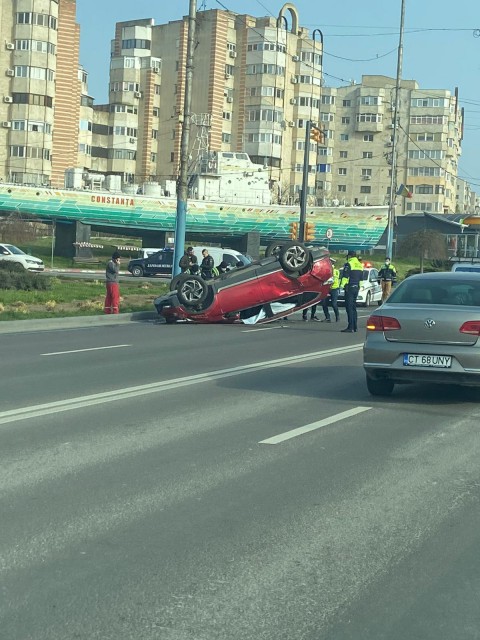 O mașină s-a RĂSTURNAT pe bulevardul Tomis! Video