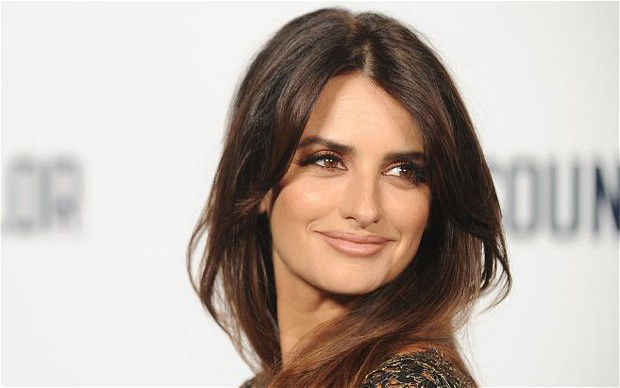 Penelope Cruz şi Javier Bardem au donat mănuşi şi măşti unui spital din Madrid