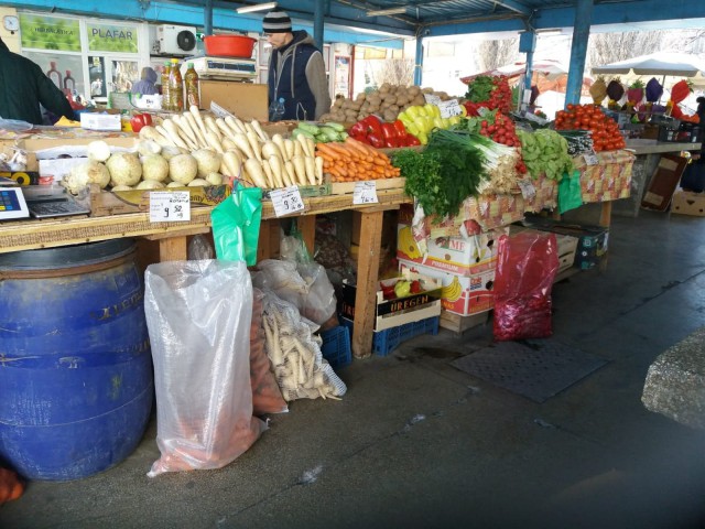Piețele din România rămân deschise: REGULI DRACONICE pentru cei care merg la cumpărături acolo