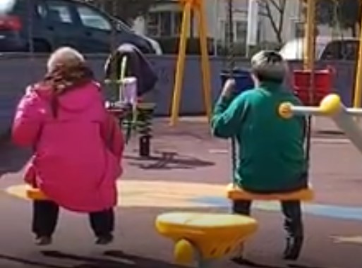 Două vârstnice din Constanța se dau uța în parc, în loc să stea în casă! VIDEO