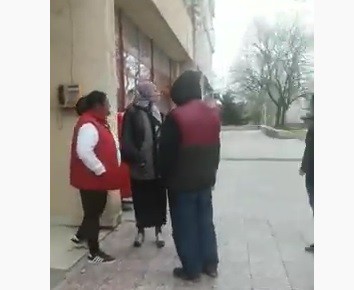 Un grup de romi, SCANDAL la Poștă: D-aia v-a dat Dumnezeu Coronavirus, că sunteți ai dracu'! VIDEO