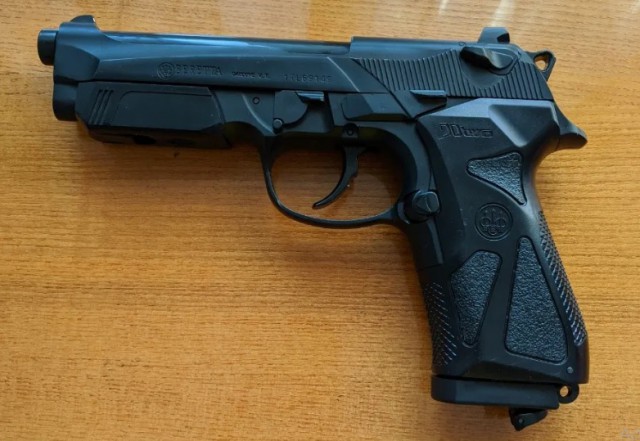 Poliţiştii locali, alertaţi cu privire la faptul că un taximetrist este AMENINŢAT cu un PISTOL
