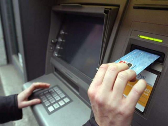 Coadă la un bancomat defect care a început să scoată „bani gratis“