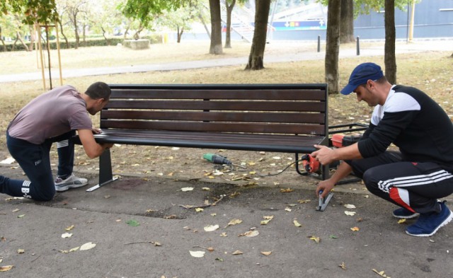 Primăria Constanța achiziționează bănci cu leduri și coșuri de gunoi