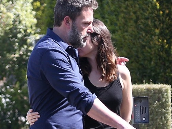 Ben Affleck nu își poate ține mânile departe de iubita lui. Cum au fost surprinși în public el și Ana de Armas