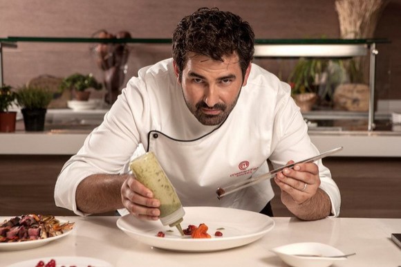 Celebrul bucătar Adi Hădean gătește pentru medici și bătrâni singuri