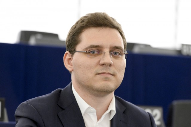 Negrescu solicită Comisiei Europene sprijin urgent pentru asigurarea accesului la educaţie online