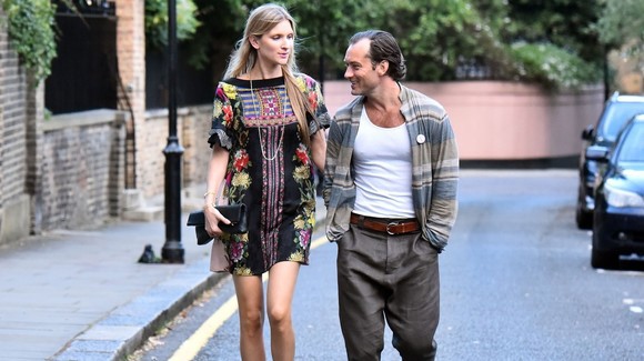 Jude Law, de nerecunoscut prin Londra. Cum arată după zile întregi de izolare în casă