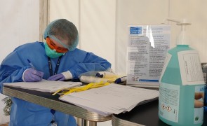 Mari campioni ai României participă la o campanie de strângere de fonduri pentru protecţia medicilor de la Spitalul 