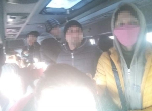Călătorii din Cumpăna stau ca sardinele în microbuz, în plină pandemie de coronavirus