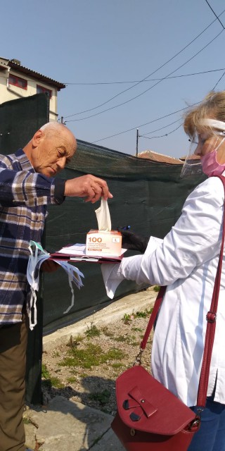 Primăria Mangalia oferă măști și mănuși vârstnicilor orașului