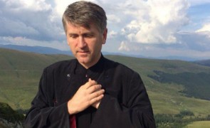 Achitat pentru pedofilie după ce acuzațiile s-au prescris, Cristian Pomohaci a fost interzis la Timișoara