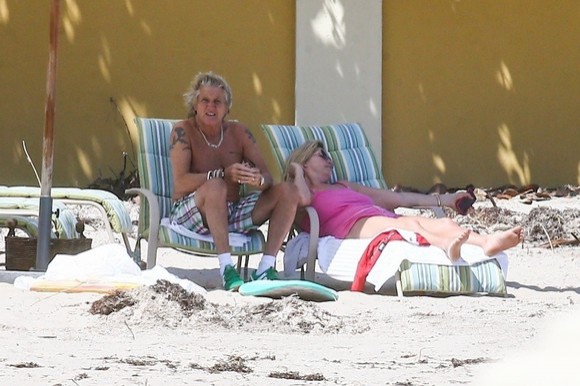 Soția lui Rod Stewart a atras toate privirile pe plajă, cu sânii uriași. Rocker-ul nu suportă izolarea