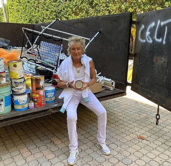 Rod Stewart ignoră riscurile de contaminare cu COVID-19 și are 75 de ani. Cum l-au surprins paparazzi zilele trecute