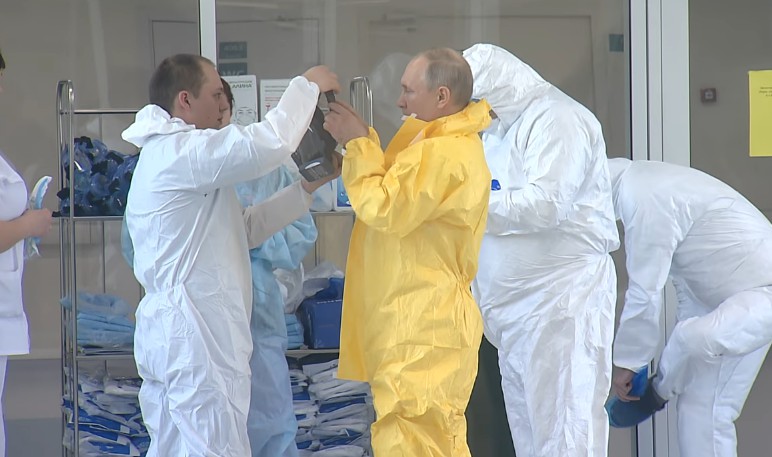 Doctorul care l-a îmbrăcat pe Vladimir Putin în combinezon medical are coronavirus