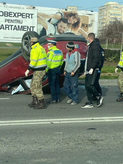 Accident rutier, un AUTOTURISM s-a RĂSTURNAT!
