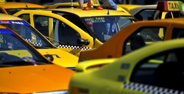 ȘOFER de TAXI prins de POLIȚIȘTI: a rămas fără plăcuțele de înmatriculare