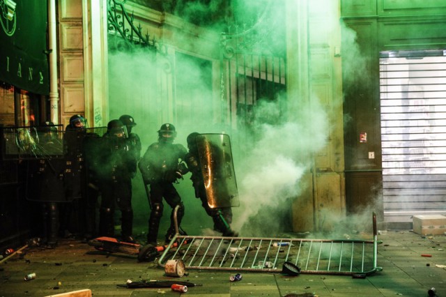 Franţa: Tulburări şi acte de vandalism în suburbiile Parisului