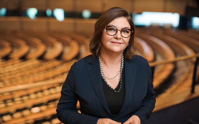 Adina Vălean: Distanţarea socială şi separarea fluxurilor de pasageri vor fi stabilite prin protocoale foarte clare