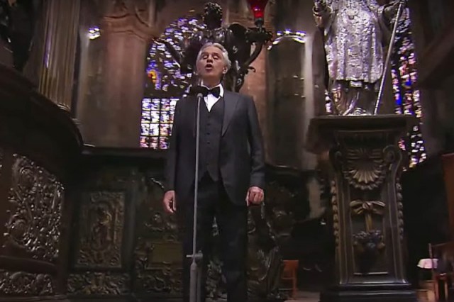 Andrea Bocelli a cântat de Paştele catolic în Domul din Milano, fără spectatori