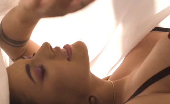 Antonia a filmat videoclip sexy la ea acasă. E foarte senzuală cu noile silicoane
