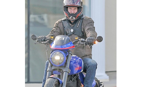 Keanu Reeves şi-a scos motorul prin Beverly Hills