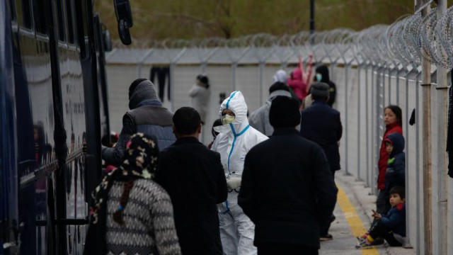 Coronavirus: Teama de pandemie determină Grecia să mute migranţii din taberele de pe insule
