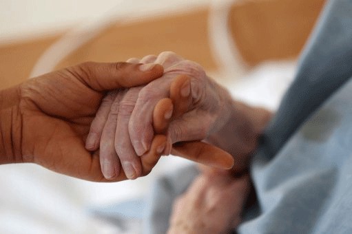 Iohannis: Încetarea sau suspendarea activităţii centrelor de îngrijire a persoanelor vârstince şi a altor categorii vulnerabile, interzisă