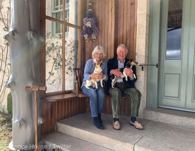 Charles şi Camilla s-au pozat alături de câinii lor cu ocazia aniversării a 15 ani de căsătorie