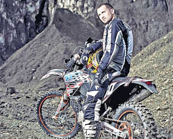 Dani Otil, poză amuzantă din copilărie! Când era mic avea tractor, acum, motor