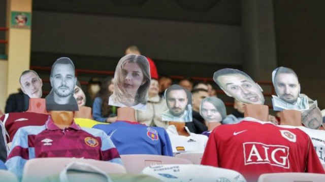 Lecție de marketing din Belarus. Fani din toată lumea plătesc ca să le apară chipul pe manechinele din tribune