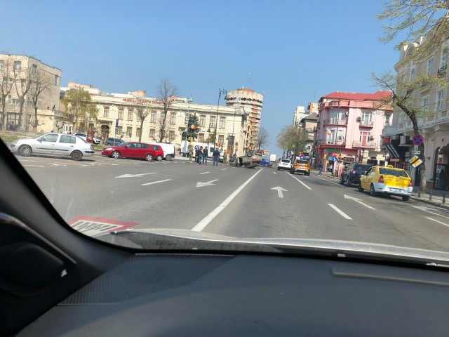 Încă un accident în intersecție: o mașină s-a răsturnat!