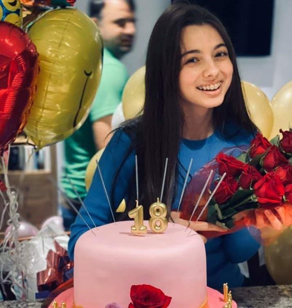 Laura Bretan a împlinit 18 ani. Câștigătoarea de la „Românii au talent“ a avut un tort superb
