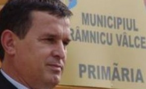 Un primar este cercetat de poliţie după ce a aprins 18.000 de candele în cimitire