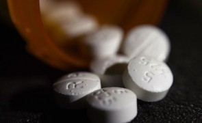 PREMIERĂ MONDIALĂ Marea Britanie aprobă PRIMA pastilă anticoronavirus din lume