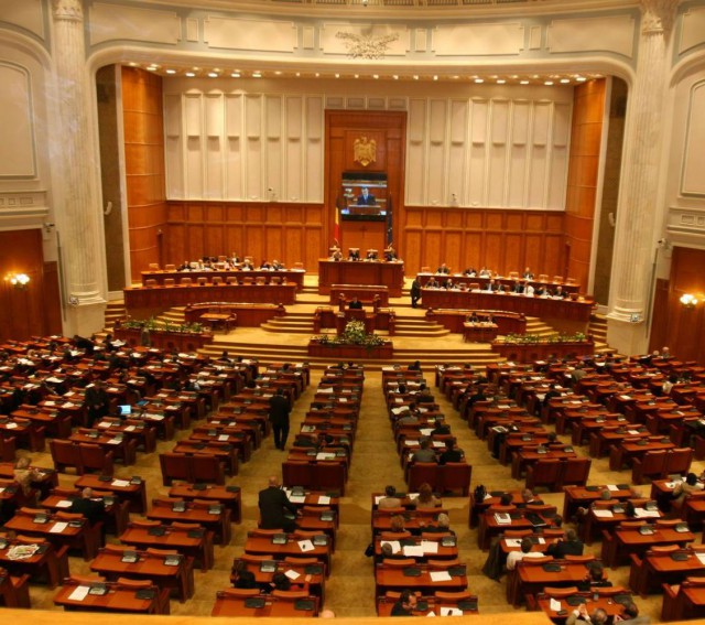 Cameră: Modificări la Legea salarizării - majorări pentru funcţionari publici din mai multe instituţii