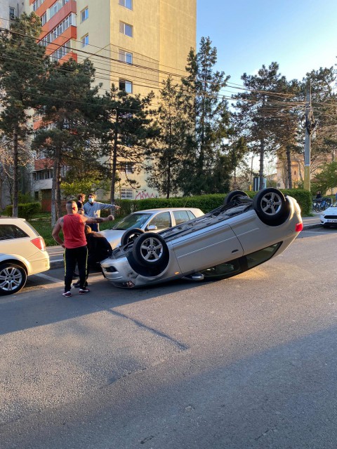 EXCLUSIV! Accident GROAZNIC la Cireşica: o maşină s-a RĂSTURNAT; şoferiţa era începătoare