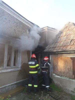 Incendiu: casă părăsită cuprinsă de flăcări!