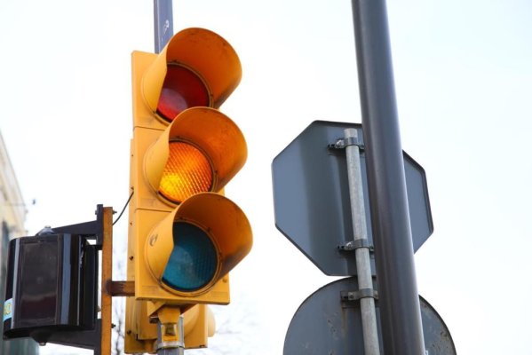 Recomandări pentru șoferii care dau nas în nas cu semafoarele „galbene”